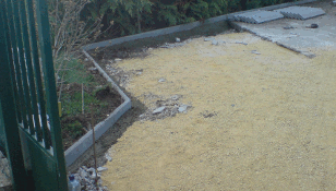 A t�rk�vez�s szeg�lyk�vek beton�gyba helyez�se.