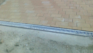 A viacoloroz�s szeg�lyk�vek beton�gyba helyez�se.
